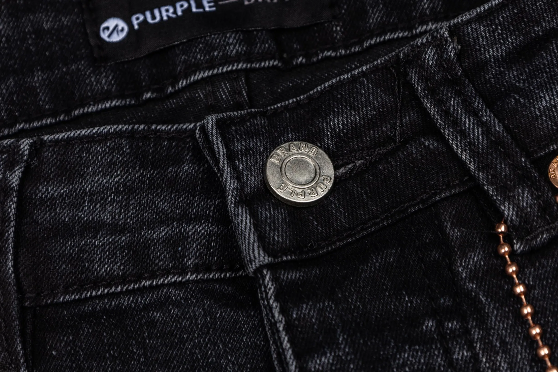 145 PURPLE BRAND 26New Arrival washed jeans with splash holes and holes. Really restores the ultimate Vintage texture. Three-dimensional version. Loose and comfortable, not picky on the figure. Makes taller and slimmer. Factory-made. Original factory quality control. Same style for men and women. Can be paired with couples. Versatile recommendation. Must-have jeans for all seasons. Hipsters have been disappointed. From the quality selection of fabrics, the tailoring of details, and the matching of patterns, they are all impeccable! The upper body is so handsome when worn...it can be easily worn by men, women and children! The craftsmanship is made of heavy-duty washed pure cotton denim fabric. After washing, it is soft and thick. It is very stylish when worn on the body. Color: Black Style number: # Size: 28 30 32 34 36